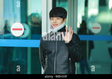 L'acteur sud-coréen Yeo Jin-goo arrive à l'Aéroport International d'Incheon avant de s'envoler pour Hong Kong pour assister à la 2015 Mnet Asian Music Awards (MAM Banque D'Images