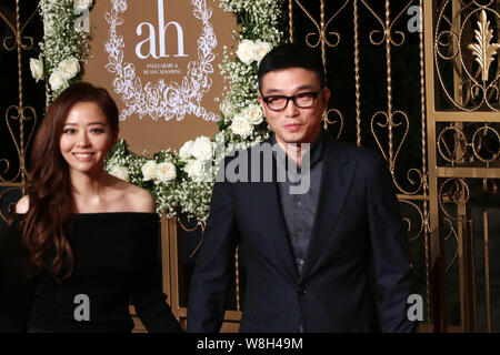 Chanteur chinois Zhang Liangying, gauche, et son petit ami Feng Ke arrivent pour la cérémonie de mariage de l'acteur chinois Huang Xiaoming et son épouse une actrice Banque D'Images