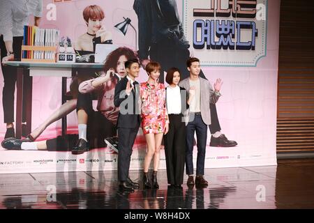 (De gauche), chanteur et acteur sud-coréen Choi Si-gagné, actrices Rendez-Joon Hee et Hwang Jung-eum, acteur Park Seo-joon assister à une conférence de presse pour la Banque D'Images