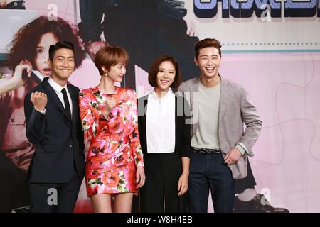 (De gauche), chanteur et acteur sud-coréen Choi Si-gagné, actrices Rendez-Joon Hee et Hwang Jung-eum, acteur Park Seo-joon assister à une conférence de presse pour la Banque D'Images