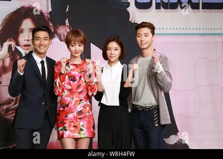 (De gauche), chanteur et acteur sud-coréen Choi Si-gagné, actrices Rendez-Joon Hee et Hwang Jung-eum, acteur Park Seo-joon assister à une conférence de presse pour la Banque D'Images