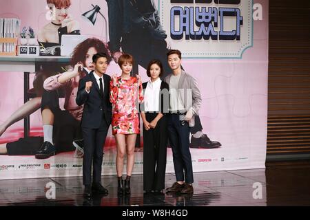 (De gauche), chanteur et acteur sud-coréen Choi Si-gagné, actrices Rendez-Joon Hee et Hwang Jung-eum, acteur Park Seo-joon assister à une conférence de presse pour la Banque D'Images