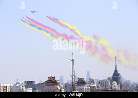 Un KJ-2000 système aéroporté de détection lointaine et de contrôle, de l'avant et avions de combat J-10 de l'équipe de voltige Bayi de PLA (Armée de libération des peuples de l'air) Banque D'Images