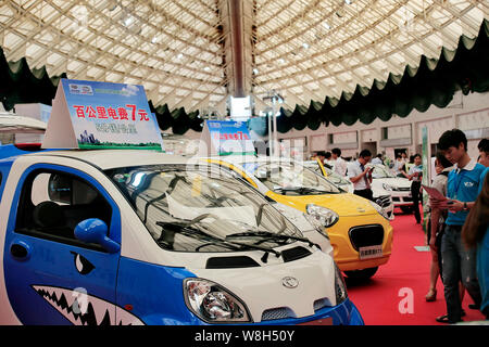 --FILE--visiteurs regarder les voitures électriques de Geely sur l'affichage lors d'une auto show dans la ville de Guangzhou, province du Guangdong en Chine du Sud, 14 août 2015. E Banque D'Images