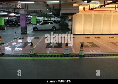 --FILE--Vue sur quatre de couleur rose de très grands parkings pour les femmes à un parking souterrain dans un centre de Wanda à Shanghai, Chine, 12 mai 2015 Banque D'Images