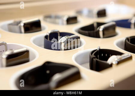 --FILE--Apple Watch montres intelligentes sont exposées dans un Apple Store à Shanghai, Chine, 10 avril 2015. L'Apple Watch est en vente partout dans le monde Banque D'Images