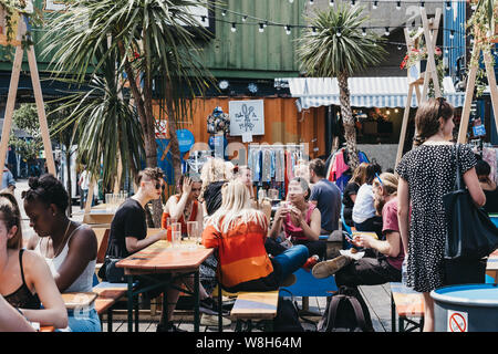Londres, Royaume-Uni - 16 juillet 2019 : les gens aux tables dans les fenêtres Brixton, lieu d'événements et l'accueil d'une communauté de détaillants indépendants, restaurants, st Banque D'Images