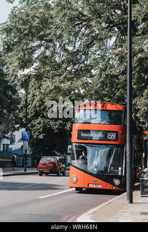 Londres, Royaume-Uni - 16 juillet 2019 : le bus 159 en direction de la gare de Streatham dans une rue de Brixton, dans le sud de Londres. Brixton est un quartier multiculturel, avec une grande carte PERC Banque D'Images