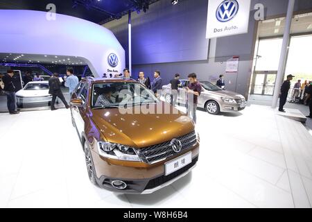 --FILE--visiteurs essayer ou regarder les voitures Volkswagen sur l'affichage pendant la 12ème Chine (Guangzhou) Exposition internationale de l'automobile, également connu sous le nom au Banque D'Images