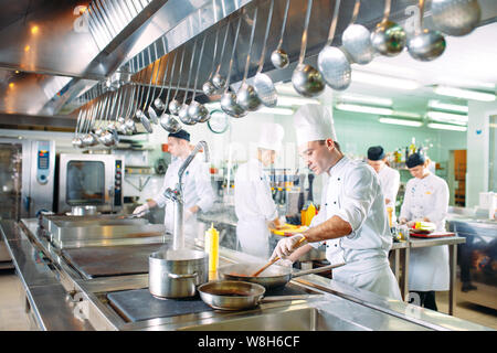 Cuisine moderne. Les chefs préparer vos repas dans la cuisine du restaurant. Banque D'Images