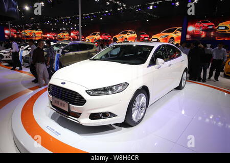 --FILE--visiteurs regarder une nouvelle Ford Mondeo durant la 12e Chine (Guangzhou) Exposition internationale de l'automobile, connue sous le nom de Guangzhou Auto 2014, en Gua Banque D'Images