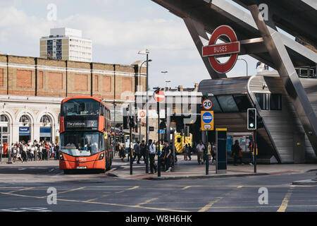 Londres, Royaume-Uni - 16 juillet 2019 : Red double decker bus vers Marylebone Station de Bus Vauxhall, laissant le deuxième point de la station de bus à Londres. Banque D'Images