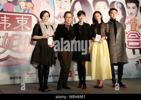 (De gauche) actrices Chinoise Wang Lin, Xi Meijuan et Xu Fan, modèle et actrice taiwanaise Lin Chi-ling, chanteur et acteur chinois Tianyu Ma poser durin Banque D'Images