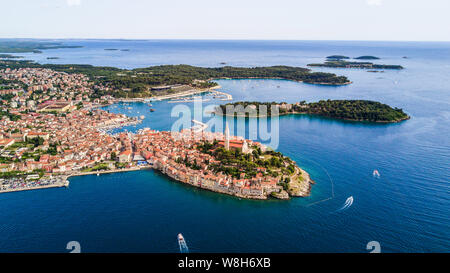 Belle Rovinj Vue aérienne de au-dessus de la mer Adriatique. La vieille ville de Rovinj, Istrie, Croatie Banque D'Images