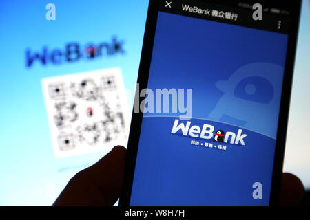 Un résident chinois locaux le service de tests bancaires chinois banque en ligne WeBank sur son smartphone à Shanghai, Chine, 18 janvier 2015. La grande Chine Banque D'Images