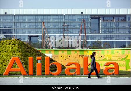 --FILE--un piéton passe devant le siège de l'e-commerce chinois Alibaba Group géant dans la ville de Hangzhou, Zhejiang Province de Chine orientale, 4 novembe Banque D'Images