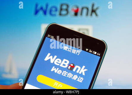 --FILE--un résident chinois local utilise l'application mobile de la banque en ligne chinois de WeBank sur son smartphone à Jinan City, Shandong province de Chine orientale, Banque D'Images