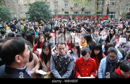 --FILE--Chinois candidats devant un examen site pour assister à la fonction publique nationale de la Chine 2015 l'examen pratiqué à Nanjing, Jiangsu, Chine de l'est p Banque D'Images