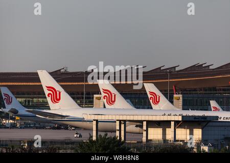 --FILE--passager des jets d'Air China sont garé au terminal 3 de l'Aéroport International de Pékin à Beijing, Chine, 8 juillet 2014. Un comp Banque D'Images