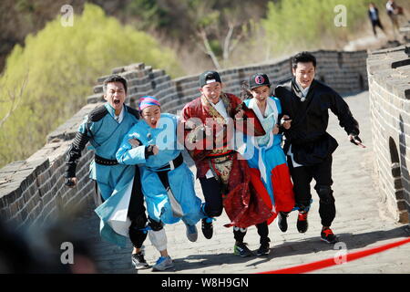 --FILE--dans ce document, photo (de gauche) acteur chinois Deng Chao, acteur Hong Kong Wong Cho-lam, acteur chinois Zheng Kai, modèle de Hong-Kong et actre Banque D'Images