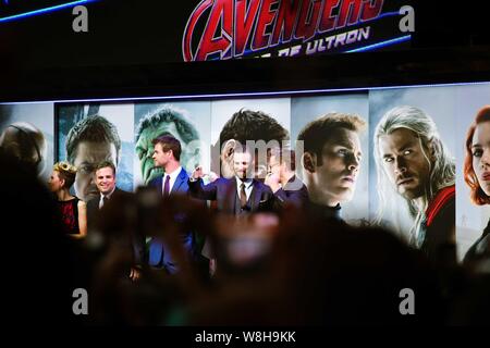 (De gauche) L'actrice américaine Scarlett Johansson, l'acteur Mark Ruffalo, acteur australien Chris Hemsworth, acteurs américains Chris Evans et Robert Downey J Banque D'Images