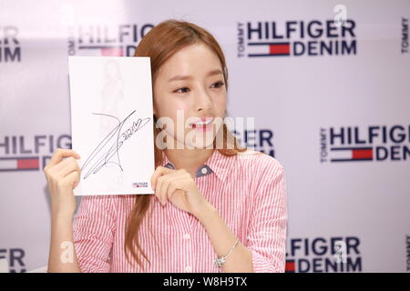 Chanteuse et actrice Goo Ha-ra, également connu sous le nom de Koo Ha-ra, du groupe sud-coréen girl Kara, lui montre la signature lors d'une cérémonie de signature pour Tommy Hilfiger Deni Banque D'Images