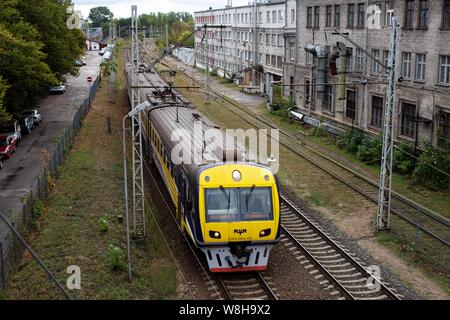 Photo d'un train jaune sur un rail Banque D'Images