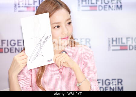 Chanteuse et actrice Goo Ha-ra, également connu sous le nom de Koo Ha-ra, du groupe sud-coréen girl Kara, lui montre la signature lors d'une cérémonie de signature pour Tommy Hilfiger Deni Banque D'Images