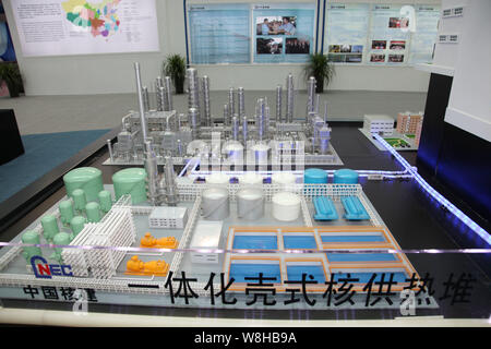 --FILE--modèles de réacteurs nucléaires sont affichés sur le stand de CNEC (China Nuclear Engineering Group) au cours d'un procès équitable à Yinchuan ville, Territoires du menton Banque D'Images