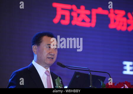 --FILE--Wang Jianlin, Président de Wanda Group, prononce un discours lors de la Convention commerciale annuelle Wanda Group à Beijing, Chine, 27 Septembre 2 Banque D'Images