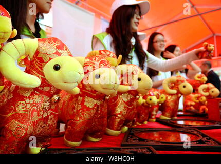 Les moutons sont des jouets pour les vendre à un stand pour le printemps Festival pour célébrer la Nouvelle Année lunaire chinoise à un marché dans la ville de Guangzhou, Guangdong de la Chine du sud p Banque D'Images