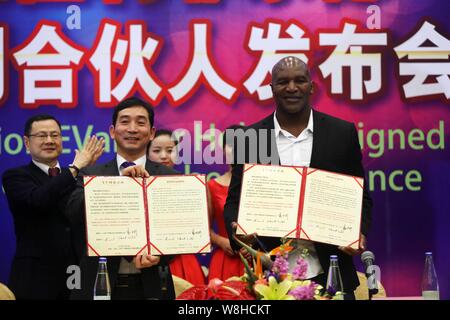 Champion du monde de boxe américain Evander Holyfield, droite, affiche une invitation à une conférence de presse, événement de signature pour devenir un membre VIP de Banque D'Images