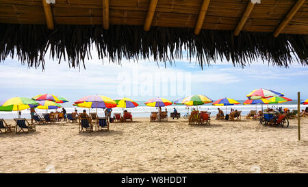 Punta MONTAÑITA, ÉQUATEUR - 12 janvier 2016 : parasols colorés sur une plage de Punta Montañita, Équateur Banque D'Images