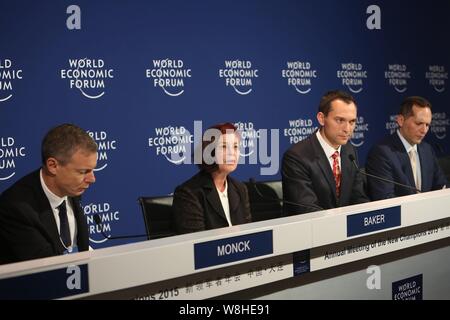 Nathan Blecharczyk, deuxième à droite, co-fondateur et CTO de Airbnb, et Mitchell Baker, deuxième à gauche, la présidente de la Fondation Mozilla et CE. Banque D'Images