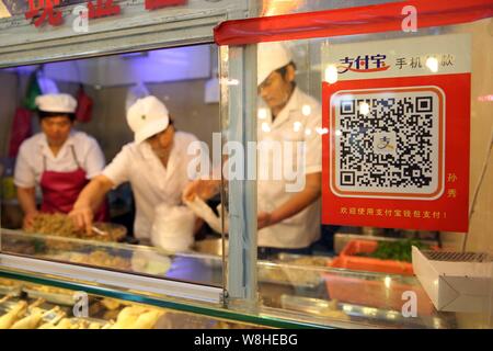 Vue d'un QR code à un décrochage en charge par le service de paiement mobile du Groupe d''Alibaba Alipay à un marché libre dans la ville de Wenzhou, Zhejiang en Chine est provi Banque D'Images