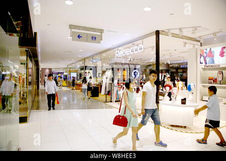 Shoppers à pied passé étals et boutiques du centre commercial Super Brand dans le quartier financier de Lujiazui à Pudong, Shanghai, Chine, 1 septembre 2015. Jusqu'à rece Banque D'Images