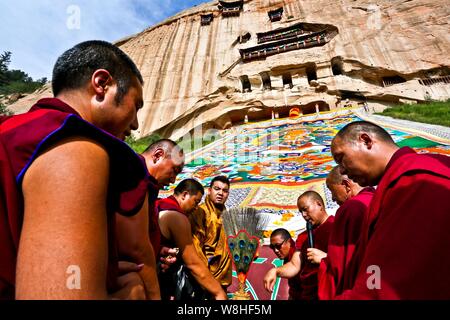 Un immense culte Lamas de Thangka de l'ensoleillement au cours de Bouddha Bouddha Festival (Shaifo Jie) à Mati Temple dans Sunan Yugur comté autonome, dans les C Banque D'Images