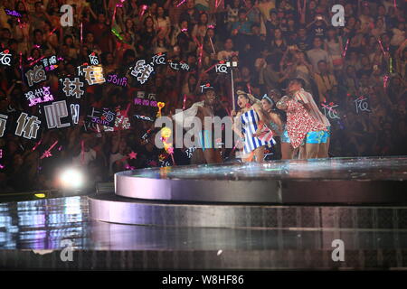 La chanteuse taïwanaise Jolin Tsai effectue au Shanghai concert lors de sa tournée mondiale "Jouer" à Shanghai, Chine, le 18 juillet 2015. Banque D'Images