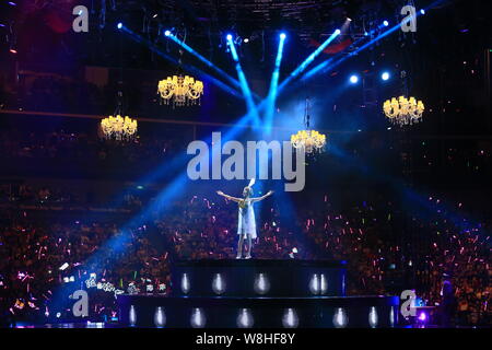 La chanteuse taïwanaise Jolin Tsai effectue au Shanghai concert lors de sa tournée mondiale "Jouer" à Shanghai, Chine, le 18 juillet 2015. Banque D'Images