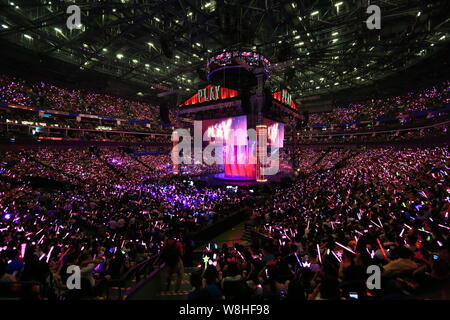 La chanteuse taïwanaise Jolin Tsai effectue au Shanghai concert lors de sa tournée mondiale "Jouer" à Shanghai, Chine, le 18 juillet 2015. Banque D'Images