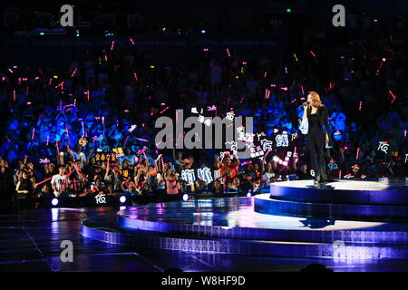 La chanteuse taïwanaise Jolin Tsai effectue au Shanghai concert lors de sa tournée mondiale "Jouer" à Shanghai, Chine, le 18 juillet 2015. Banque D'Images