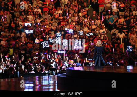 La chanteuse taïwanaise Jolin Tsai effectue au Shanghai concert lors de sa tournée mondiale "Jouer" à Shanghai, Chine, le 18 juillet 2015. Banque D'Images