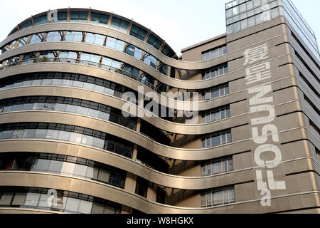 --FILE--Vue du bâtiment du siège de Fosun Group à Shanghai, Chine, le 28 avril 2015. Des investisseurs chinois Fosun International est à la recherche pour en savoir plus Banque D'Images