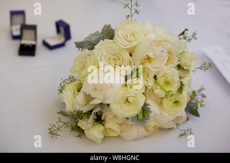 Bouquet de fleurs et un ensemble d'Alliances, Selective Focus Banque D'Images