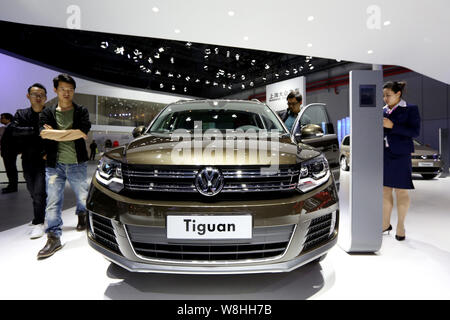 --FILE--visiteurs regardez une Tiguan de Volkswagen de Shanghai, une joint venture entre SAIC et VW, lors du 16ème Shanghai International Automobile Indus Banque D'Images