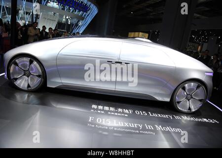 Un F 015 Luxury in Motion concept car de Mercedes-Benz est sur l'affichage lors du 16ème Salon International de l'Automobile International de Shanghai, également connu Banque D'Images