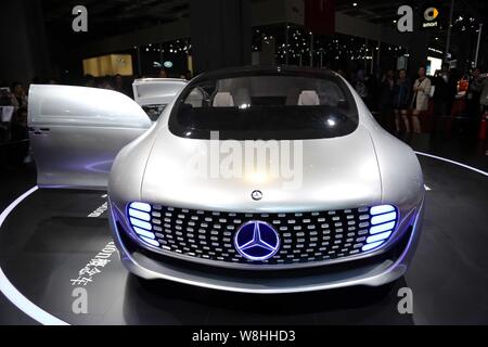 Un F 015 Luxury in Motion concept car de Mercedes-Benz est sur l'affichage lors du 16ème Salon International de l'Automobile International de Shanghai, également connu Banque D'Images