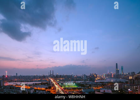 Vue de la nuit de l'Nanpu Bridge sur la rivière Huangpu dans Puxi, Shanghai, Chine, le 13 avril 2015. Banque D'Images