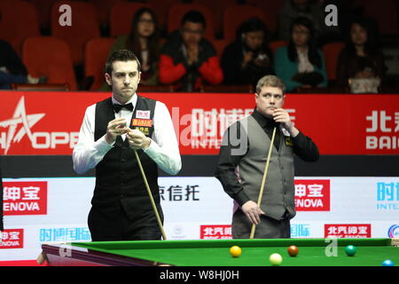 Mark Selby, d'Angleterre, à gauche, les craies son cue qu'il estime une tourné contre Robert Milkins de l'Angleterre, à droite, au cours de la finale du Mondial 2015 Sno Banque D'Images