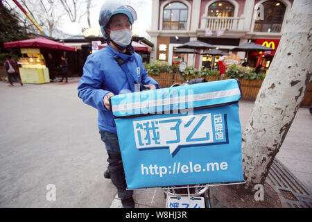 --FILE--un livreur de nourriture chinoise société de livraison Ele.moi se prépare à livrer des repas à Shanghai, Chine, 24 mars 2015. Comme l'économie de la Chine d'invitation Banque D'Images